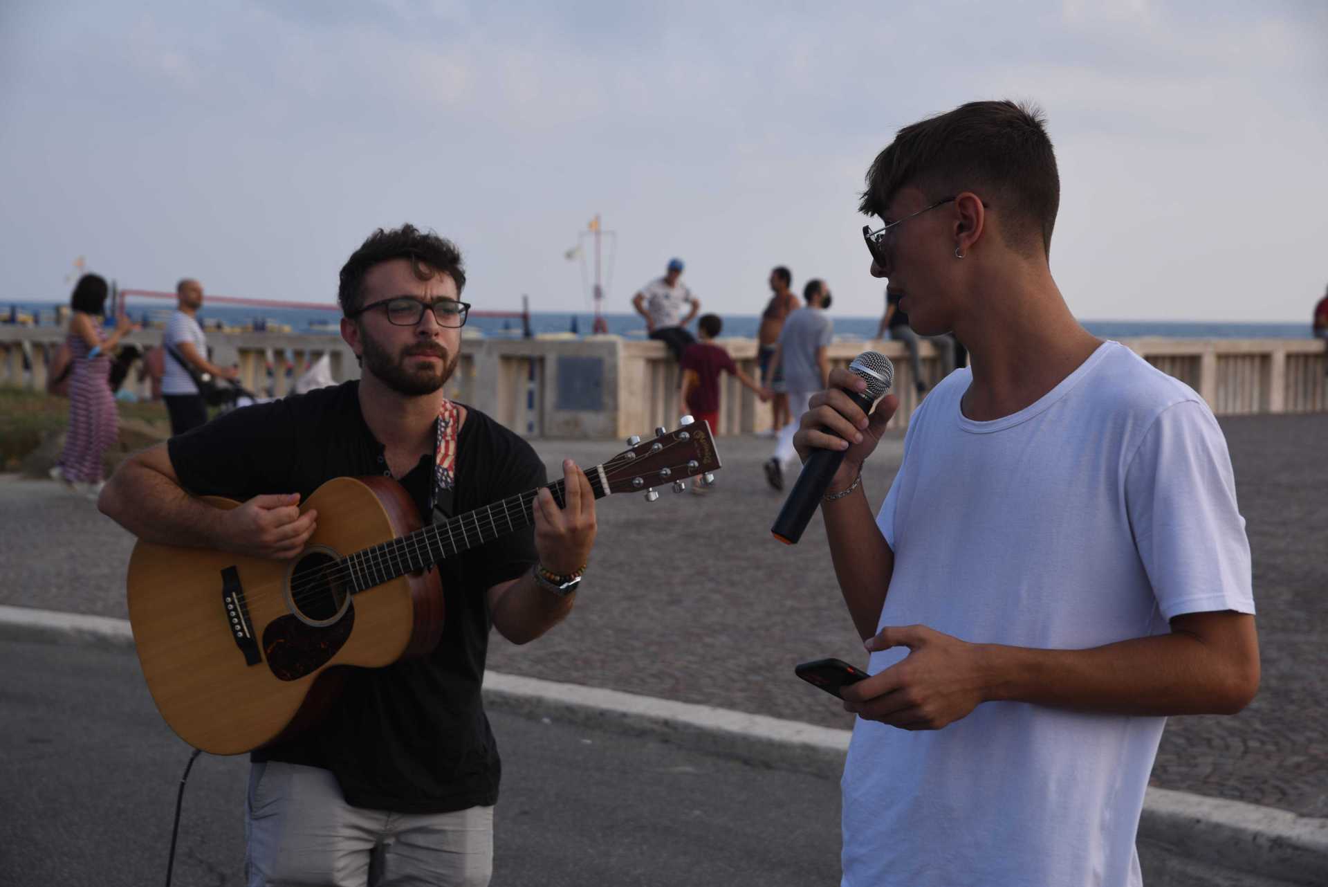 Lettere in viaggio:quando la poesia sbarca (e sbanca) al pontile di Ostia